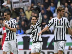 هيرنانيش (وسط) يحتفل بهدفه