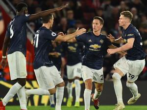 لاعبو يونايتد يحتفلون بهدف هيريرا (الثاني من اليمين)