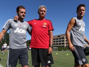 هيريرا (يمين) ومورينيو (وسط) وماتا