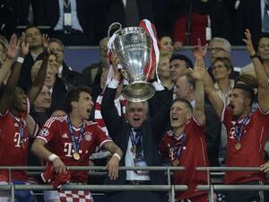 يوب هاينكيس يرفع كأس دوري أبطال أوروبا عام 2013