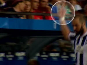 هيغواين يثير الجدل بإشارته غير الأخلاقية للجماهير