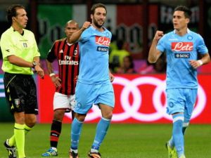 هيغواين (وسط) يحتفل بهدفه في مرمى ميلان