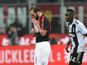 هيغواين يغادر الملعب بعد طرده