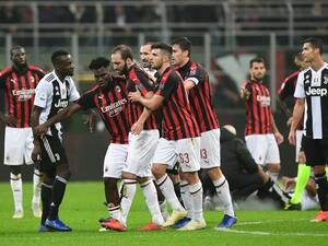 هيغواين (وسط) بعد طرده