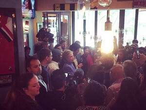 هيلاري كلينتون (وسط) أثناء تواجدها في الحانة