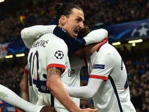 لاعبو الباريسي يحتفلون بهدف إبراهيموفيتش (يسار)