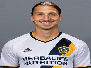 إبراهيموفيتش بقميص غالاكسي