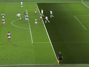 وضعية التسلل على ثلاثة من لاعبي مانشستر يونايتد (بالقمصان البيضاء) لحظة تمرير الكرة التي سجل إبراهيموفيتش منها الهدف الثاني