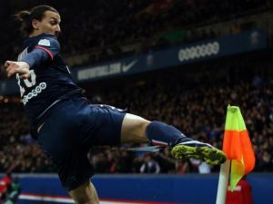 إبراهيموفيتش يحتفل بهدفه