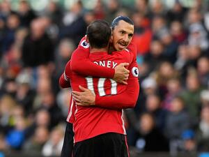 إبراهيموفيتش يتلقى التهنئة من واين روني