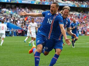 سيغوردسون يحتفل بهدفه