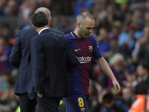 إنييستا يغادر المباراة بداعي الإصابة