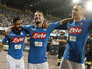 نجوم نابولي خوسيه كاييخون (يمين) وميرتينز (وسط) ولورينزو إينسيني (يسار) يحتفلون بالفوز