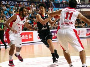 Joji Takeuchi (M) of Japan is challenged by Oshin Sahakian (R) and Hamed Haddadi of Iran during their FIBA Asia Basketball championship match in Changsha, China's Hunan province on September 23, 2015. CHINA OUT AFP PHOTO
STR / AFP