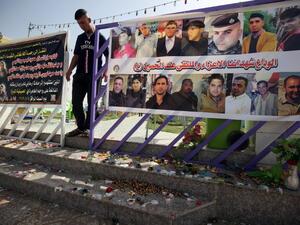 يافطات تظهر أسماء ضحايا التفجير الذي هز مقهى تواجد فيه مشجعون عراقيون لريال مدريد