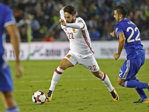Israel's midfielder Marwan Kabha vies for the ball with Spain's midfielder Isco during the Russia 2018 FIFA World Cup European Group G qualifying football match between Israel and Spain at Teddy Stadium in Jerusalem on October 9, 2017.
Spain is already qualified for the 2018 World Cup in Russia.
JACK GUEZ / AFP