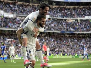 ناتشو وإيسكو يحتفلان بالهدف الثالث