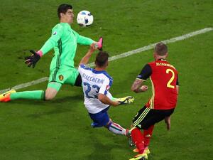 جيكيريني يسدد مسجلاً هدف إيطاليا الأول