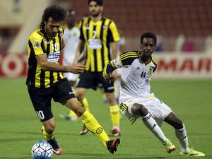 Saudi's Al-Ittihad club player Mukhtar Fallatah (R) fights for the ball against Abdollah Karami of Iran's Sepahan club during their Asian Champions League group A football match at the Sultan Qabous stadium in Muscat on May 4, 2016.
MOHAMMED MAHJOUB / AFP