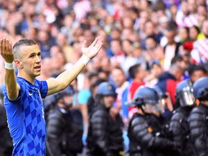 بيريسيتش يحث المشجعين على إيقاف إلقاء الألعاب النارية