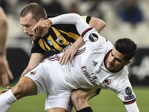 صراع على الكرة بين أندريه سيلفا (يمين) وياكوب يوهانسون