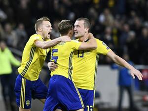 لاعبو السويد يحتفلون بهدف الفوز في مباراة الذهاب والذي سجله ياكوب يوهانسون (يمين)