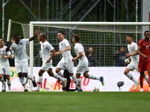 لاعبو البرتغال يحتفلون بهدف جواو ماريو