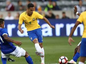 جوناس يقود البرازيل للفوز