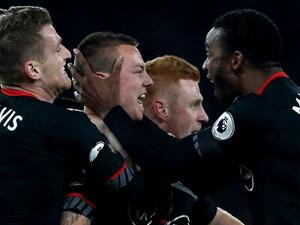 لاعبو ساوثهامبتون يحتفلون بهدف كلاسي (وسط)