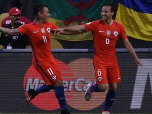 فوينزاليدا (يمين) وإدواردو فارغاس يحتفلان بالهدف الثاني