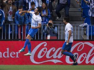 خوان كارلوس (يسار) يحتفل بهدفه