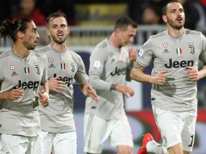 لاعبو يوفنتوس يحتفلون بالهدف الأول لبونوتشي (يمين)