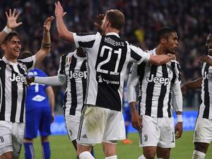 هوفيديس (وسط) يحتفل بهدفه