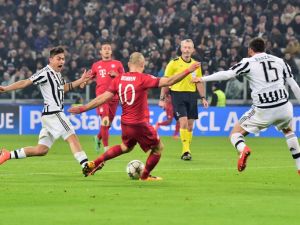 روبن (وسط) يسدد مسجلاً هدف بايرن الثاني