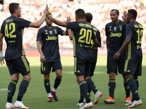 لاعبو يوفنتوس خلال الودية التي جمعتهم بريال مدريد ضمن الكأس الدولية للأبطال والتي خسرها فريق المدرب ماسيميليانو آليغري بنتيجة 1-3