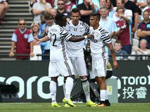 لاعبو يوفنتوس يحتفلون بهدف ماندجوكيتش (وسط)