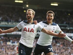 آلي وكاين يحتفلان بالهدف الثاني