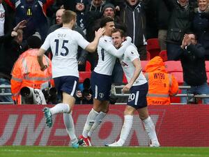 لاعبو توتنهام يحتفلون بهدف كاين متصدر ترتيب هدافي البطولة برصيد 23 هدفاً