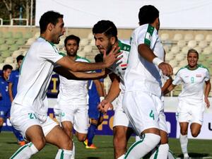 كرار (وسط) يحتفل رفقة زملائه بأحد الأهداف