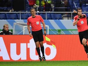 الحكم كاساي (يمين) يتوجه لاحتساب ركلة الجزاء بعد مشاهدة الإعادة