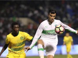 السومة (يمين) خلال المباراة