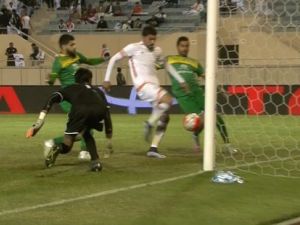 لقطة تسجيل الهدف الأول