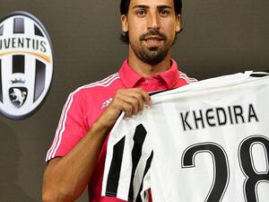 خضيرة يرفع قميص يوفنتوس