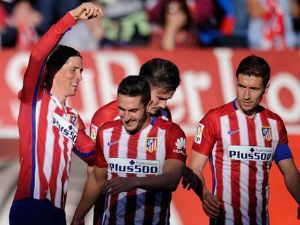 لاعبو أتلتيكو يحتفلون بهدف كوكي (الثاني من اليسار)
