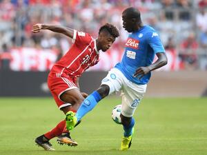 كينغزلي كومان (يسار) يحاول تجاوز كوليبالي