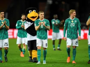 لاعبو منتخب ألمانيا يحييون الجماهير بعد نهاية المباراة