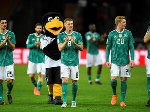 لاعبو منتخب ألمانيا يحييون الجماهير بعد نهاية المباراة