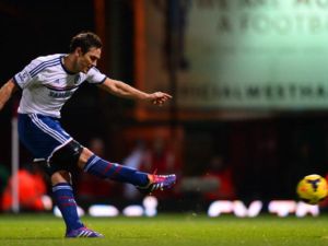 لامبارد يسدد ليسجل هدف البلوز الأول من ركلة جزاء