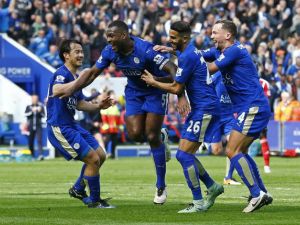 لاعبو ليستر يحتفلون بالهدف المهم