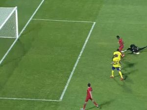 لحظة تسجيل الهدف الثالث